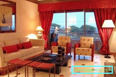 Perdele Burgundia în interiorul camerei de zi - 50 de idei de fotografie