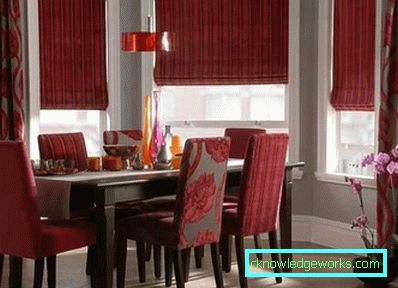 Perdele Burgundia în interiorul camerei de zi - 50 de idei de fotografie