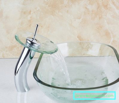 Foto: fotoliu roșu în interiorul stilului de cameră minimalism stil