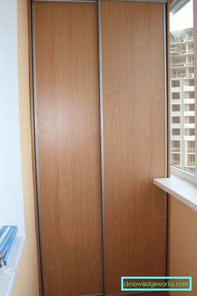 Foto: Decorarea plafonului cu grinzi în interiorul camerei de zi