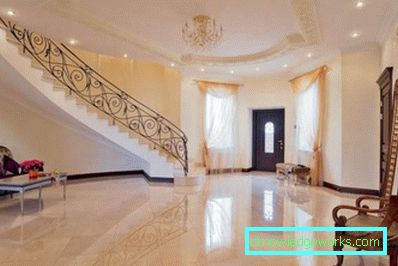 Proiectați un coridor într-o casă privată cu o fotografie de scară