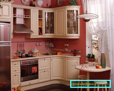 Zonă de design bucătărie de 7 metri pătrați. m. cu frigider Zonă de design bucătărie de 7 metri pătrați. m. cu frigider