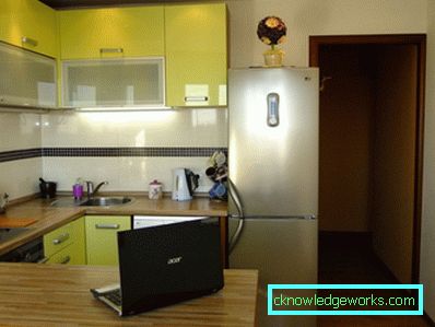 Zonă de design bucătărie de 7 metri pătrați. m. cu frigider Zonă de design bucătărie de 7 metri pătrați. m. cu frigider