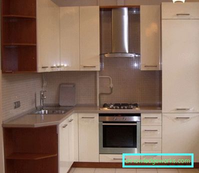 Zonă de design bucătărie de 7 metri pătrați. m. cu frigider Zonă de design bucătărie de 7 metri pătrați. m. cu frigider