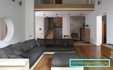 Living interior cu o scară la etajul al doilea (50 fotografii)