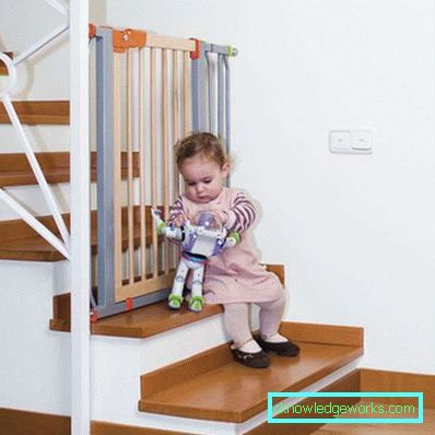 Living interior cu o scară la etajul al doilea (50 fotografii)
