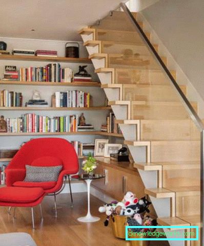 Living interior cu o scară la etajul al doilea (50 fotografii)