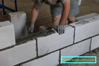 Adeziv pentru blocurile de silicat de gaz: cum să alegi și cum să folosești? Adeziv pentru blocurile de silicat de gaz: cum să alegi și cum să folosești?