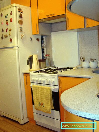 Design bucătării colțuri de diferite dimensiuni cu un frigider Design bucătării colțuri de diferite dimensiuni cu un frigider
