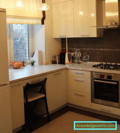 Design bucătării colțuri de diferite dimensiuni cu un frigider