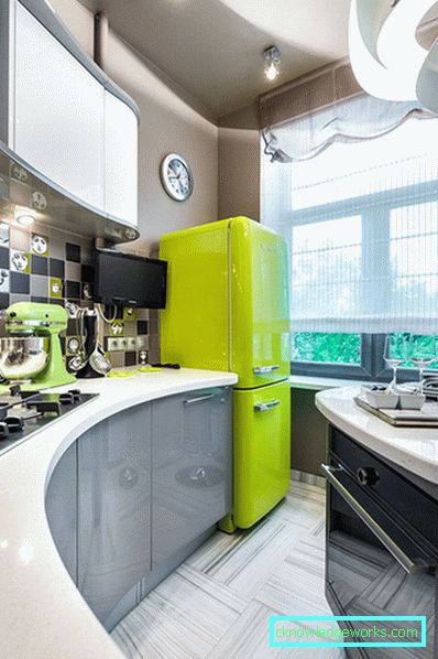Design bucătării colțuri de diferite dimensiuni cu un frigider Design bucătării colțuri de diferite dimensiuni cu un frigider