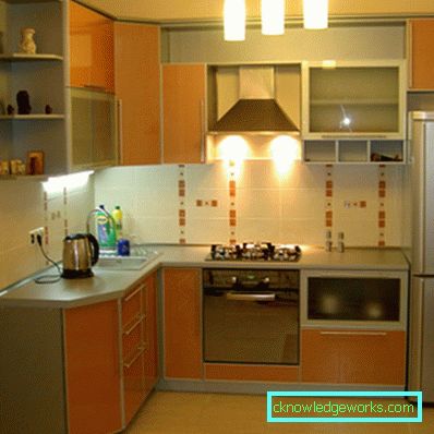 Design bucătării colțuri de diferite dimensiuni cu un frigider Design bucătării colțuri de diferite dimensiuni cu un frigider