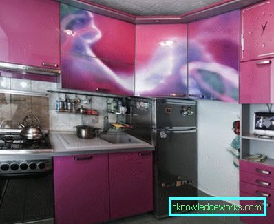 Design bucătării colțuri de diferite dimensiuni cu un frigider
