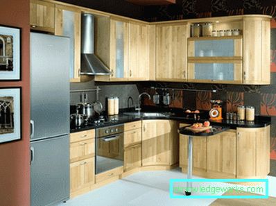 Design bucătării colțuri de diferite dimensiuni cu un frigider Design bucătării colțuri de diferite dimensiuni cu un frigider