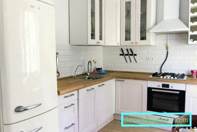 Design bucătării colțuri de diferite dimensiuni cu un frigider Design bucătării colțuri de diferite dimensiuni cu un frigider