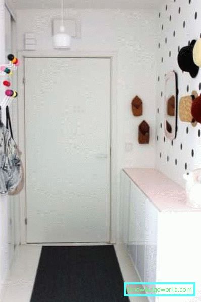 Sala mică în Hrușciov - o fotografie a designului unui coridor îngust