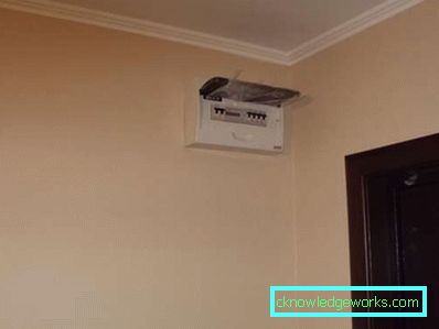 Mobilier într-un coridor lung îngust - fotografie a halei și caracteristici interioare