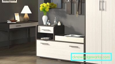 Rafturi în hol înguste cu un scaun Rafturi în hol înguste cu un scaun