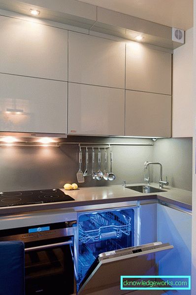 Cabinete la tavan în bucătăria modernă Cabinete la tavan în bucătăria modernă