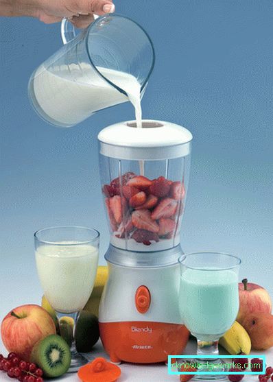 Blender staționar cu un castron de diverse materiale Blender staționar cu un castron de diverse materiale