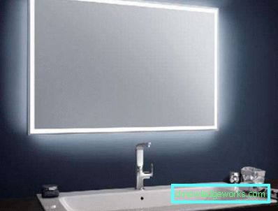 Oglinda iluminată în baie